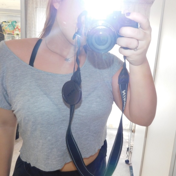 Loose gray crop top with back cut out - Picture 1 of 3